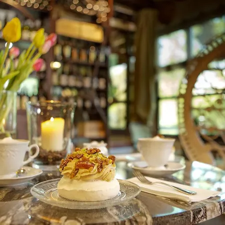 Bohema Boutique & Μπίντγκοστς